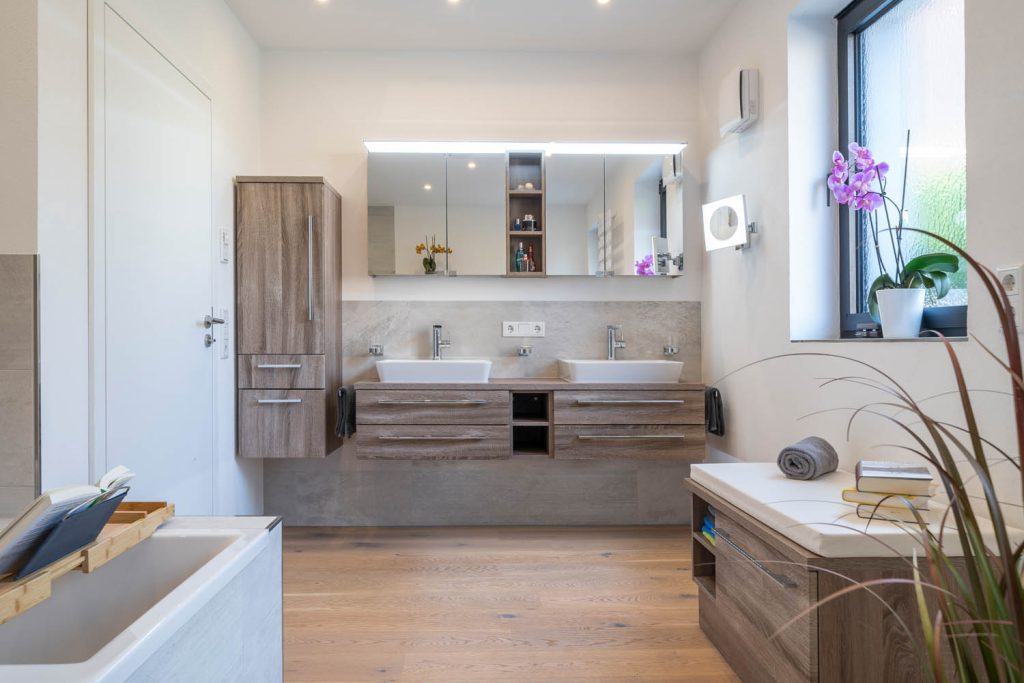 Doppelwaschtisch mit Hochschrank und Spiegelschrank, links die Badewanne