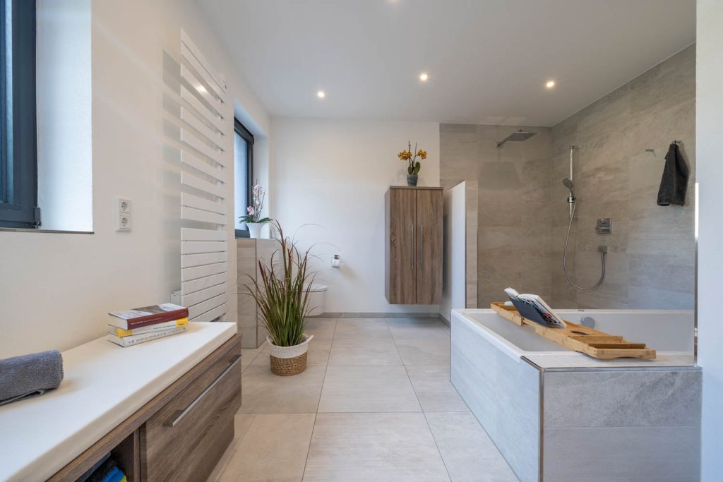 Blick über die Sitzbank zur Badewanne und zur bodengleichen Dusche