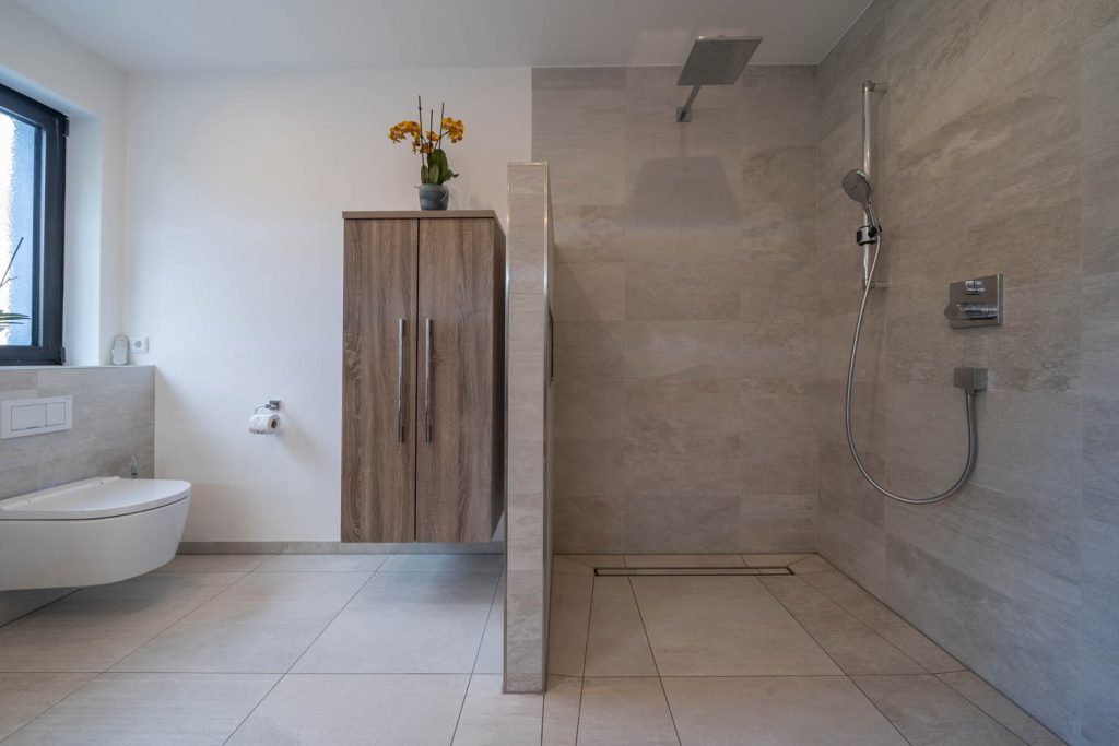 Bodengleiche Dusche mit Rinne, Regenbrause und Hängeschrank