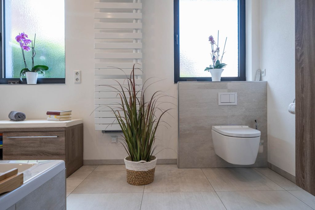 Wand-WC unter dem Fenster, links Sitzbank und Handtuchheizkörper