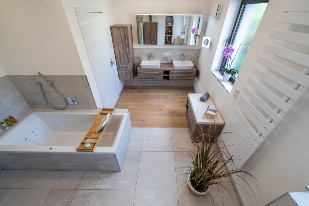 Weitwinkel mit Badewanne, Sitzbank und Waschbereich