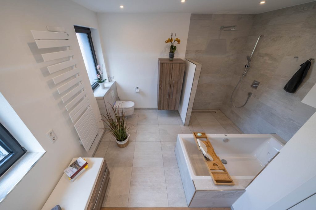 Raumansicht von oben mit Wanne, Dusche und Handtuchheizkörper