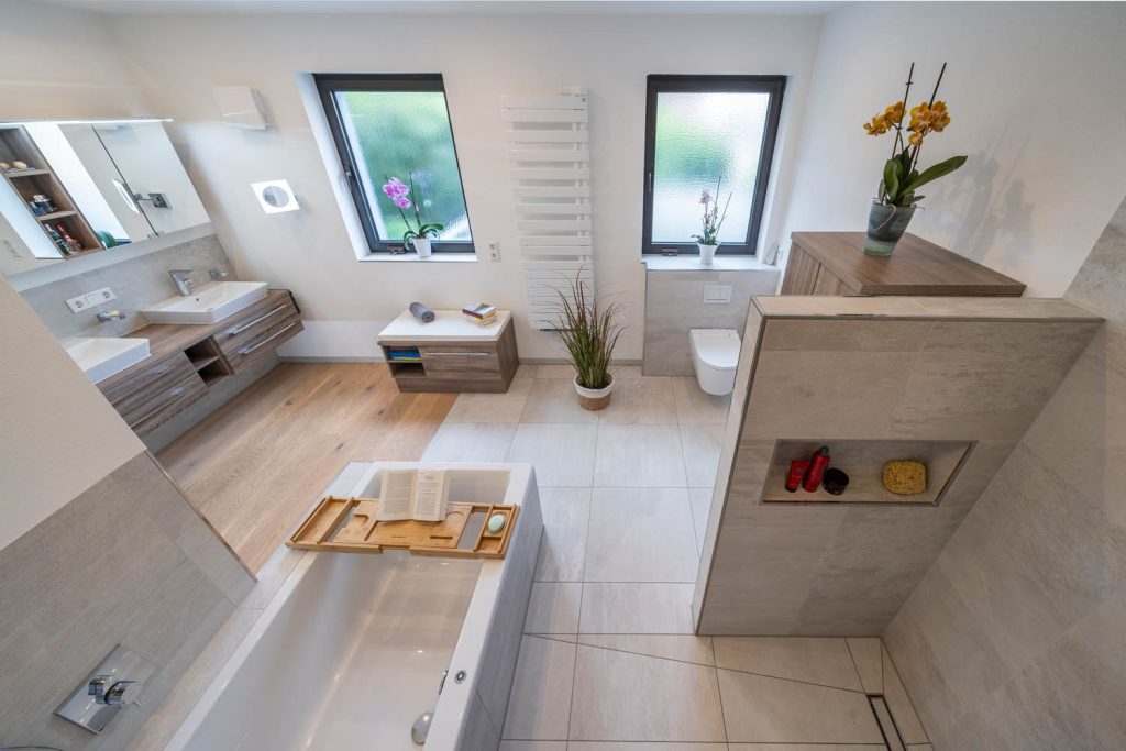 Draufsicht über Badewanne und Trennwand zum Waschtisch