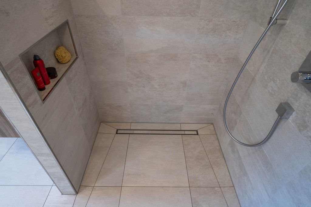 Bodengleiche Dusche mit Rinne, Handbrause und Wandnische
