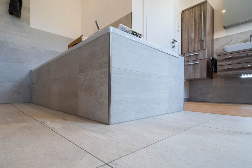 Fliesenverkleidung der Badewanne in Steinoptik aus Bodenperspektive