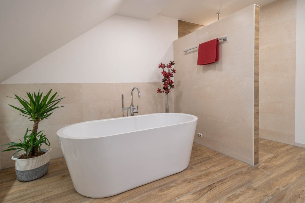 Ovale Wanne vor der Trennwand, Boden in warmer Holzoptik