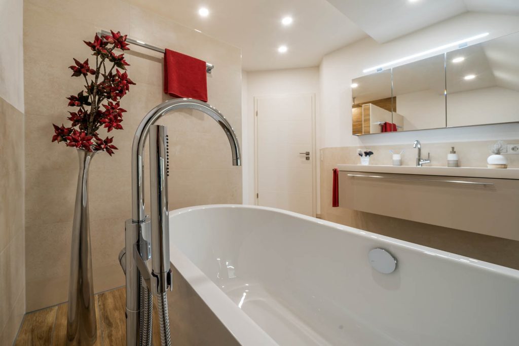 Standarmatur an der freistehenden Wanne, im Hintergrund der Waschtisch