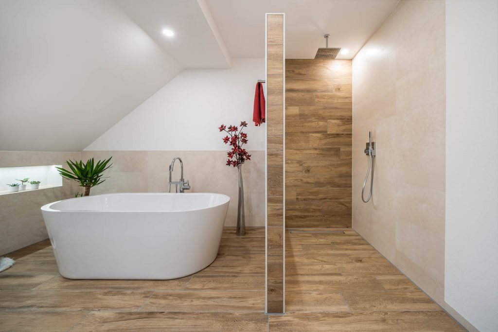 Freistehende Wanne und begehbare Dusche mit Holzoptik-Rückwand