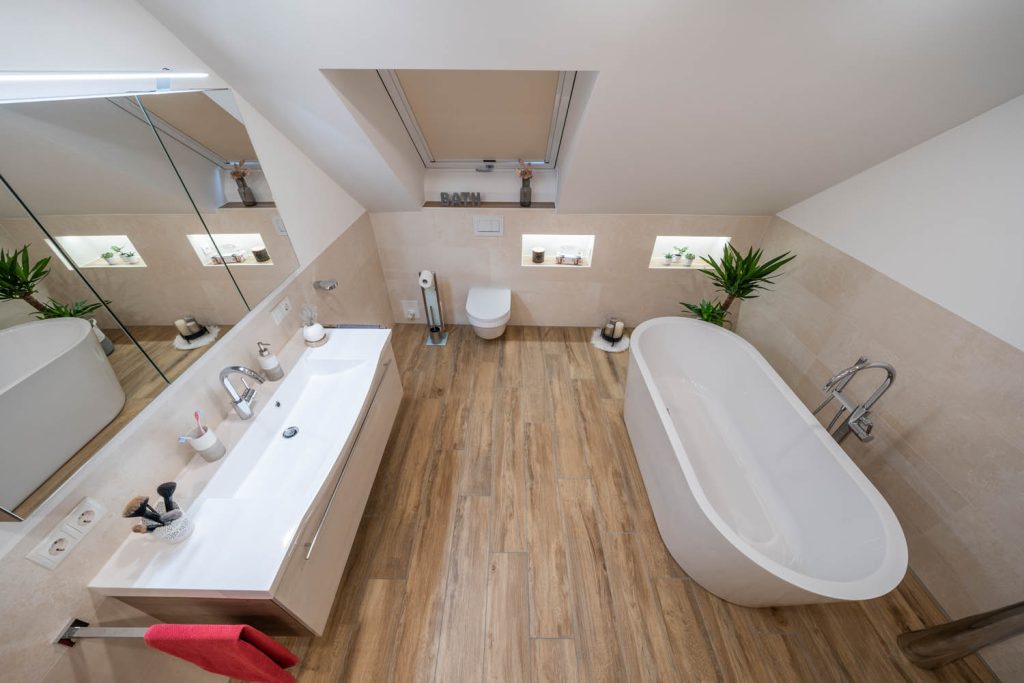 Weitwinkel von oben mit langem Waschtisch und ovaler Badewanne