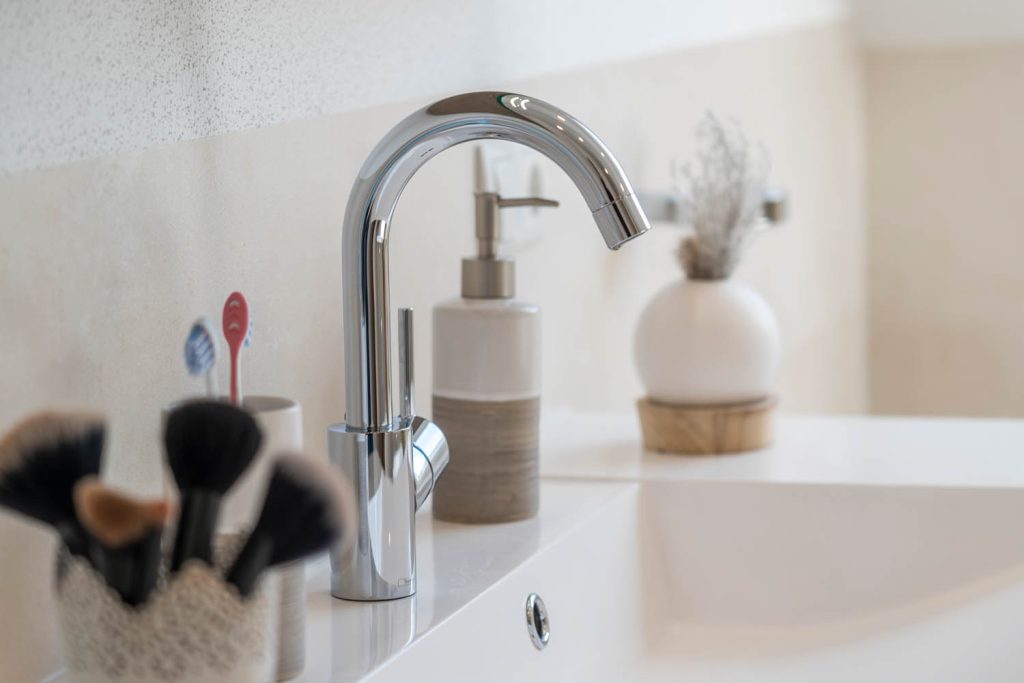 Waschtischarmatur in Chrom mit Seifenspender und Pinseln