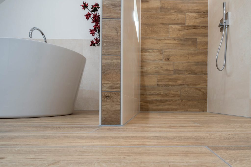 Ebenerdiger Zugang zur Dusche mit Boden in Holzoptik