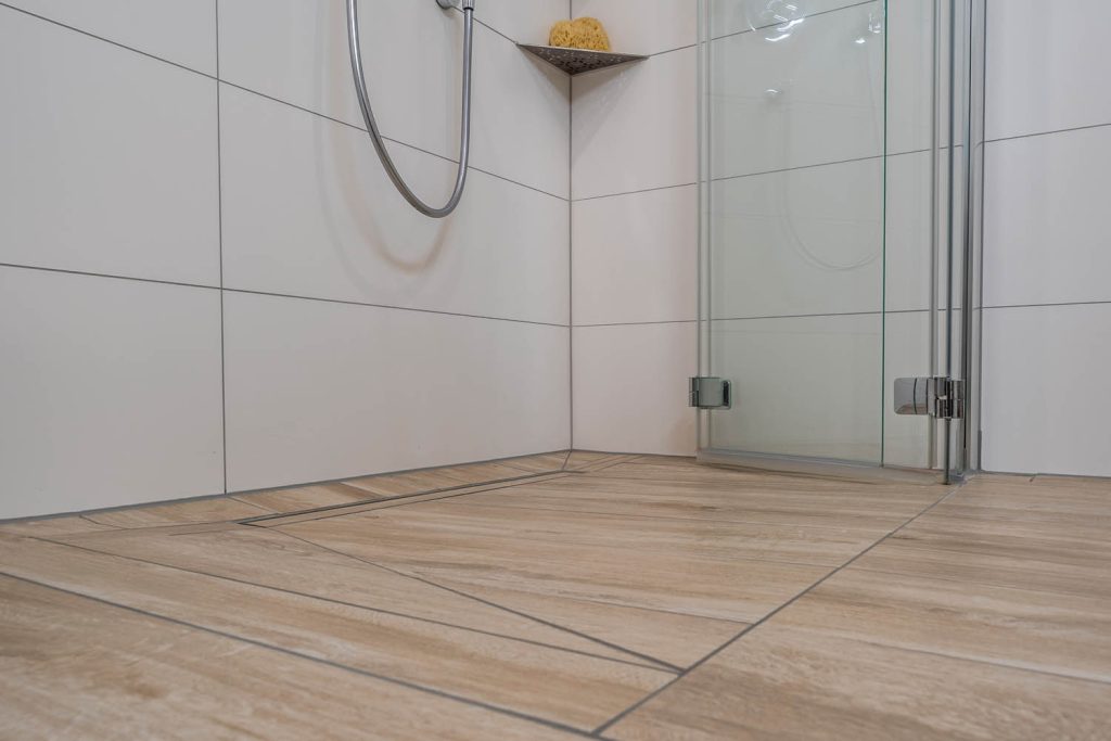 Bodengleicher Duscheinstieg mit Duschrinne und Holzoptik-Fliesen