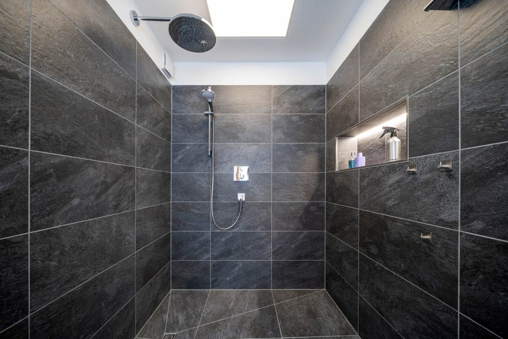 Dusche komplett in dunkler Schieferoptik mit Regenbrause und beleuchteter Nische