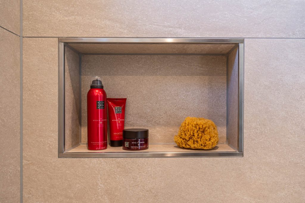 Wandnische mit Pflegeprodukten und Naturschwamm