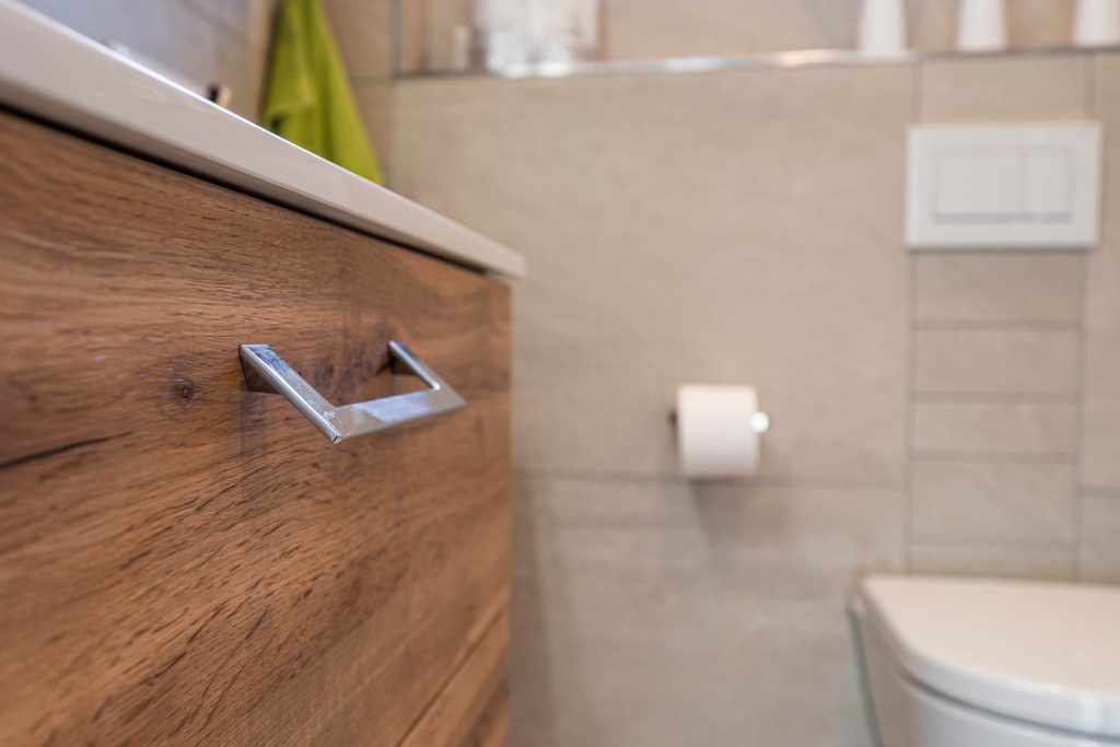 Griff am Unterschrank, im Hintergrund das Wand-WC