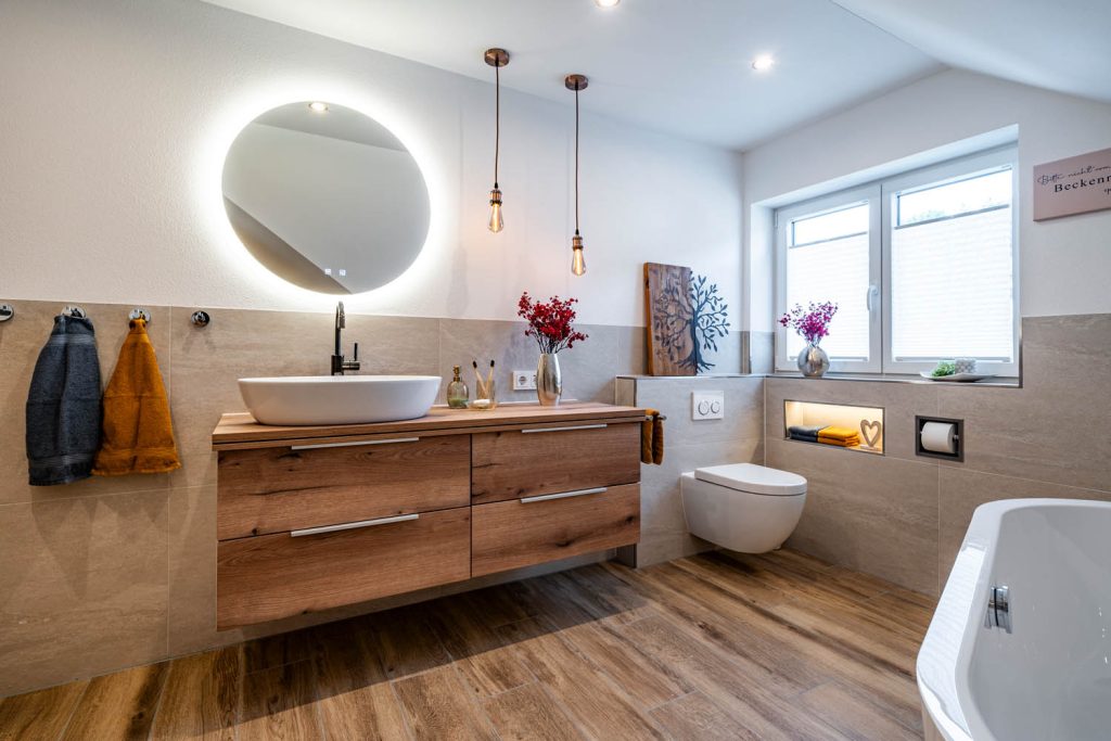 Waschtisch, Wand-WC und Fenster, Wände in grauer Fliesenoptik