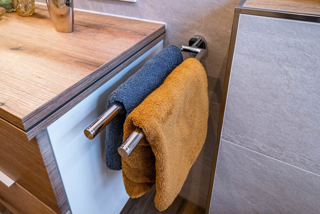 Handtuchhalter in Chrom am Unterschrank mit zwei Handtüchern
