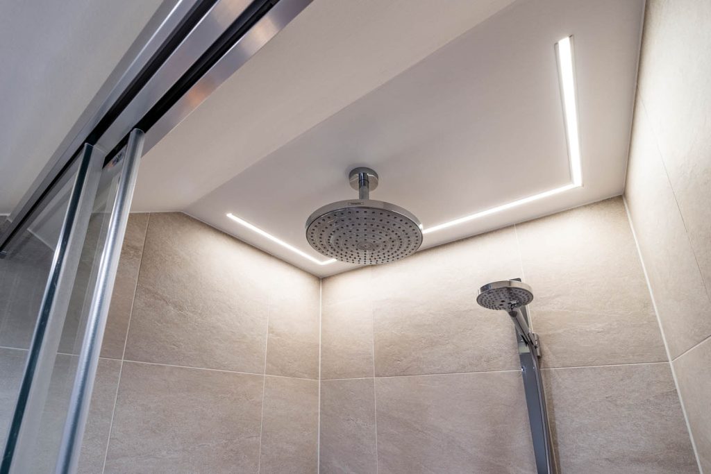 Regenbrause und indirekte Deckenbeleuchtung in der Dusche