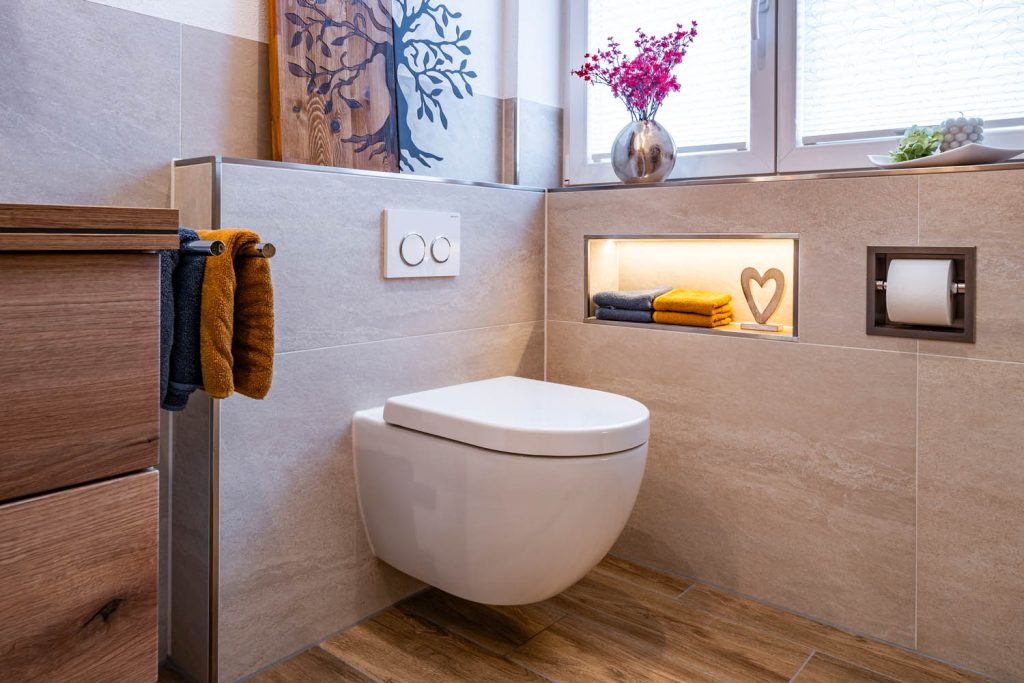 Wand-WC mit beleuchteter Nische und eingelassenem Papierhalter
