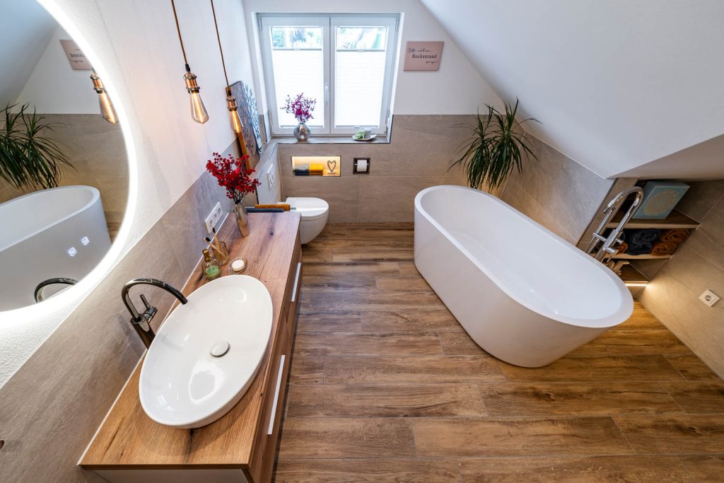 Draufsicht über Waschtisch und freistehende Wanne