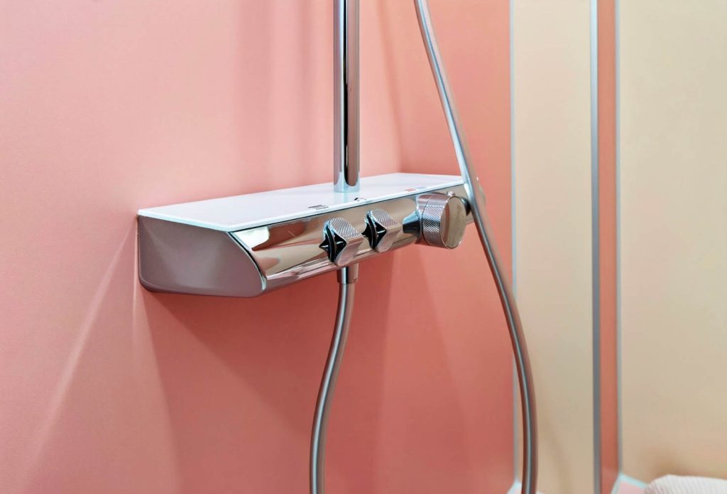 Brausethermostat mit Ablagefläche an der rosé Duschwand