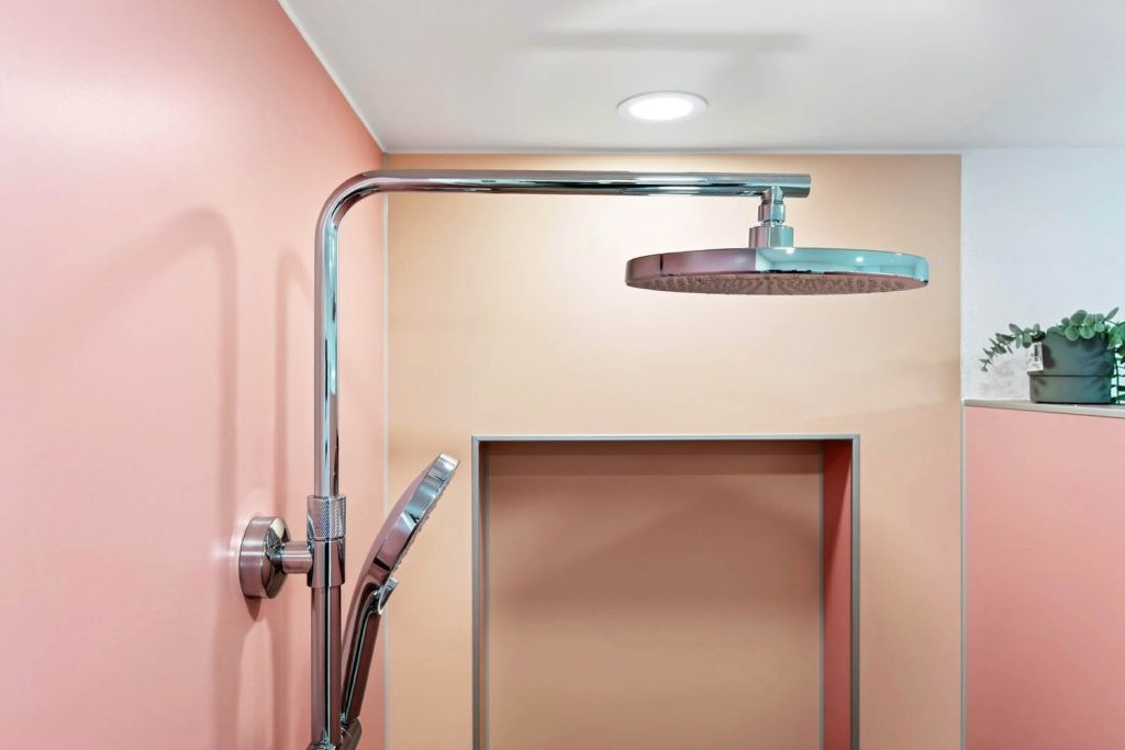 Duschsystem mit großer Regenbrause und Handbrause vor der Nische