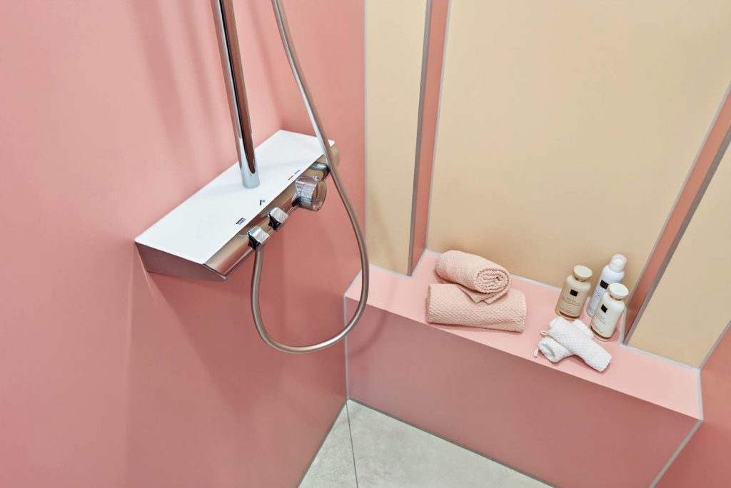 Thermostat mit Ablage, dahinter die Sitzbank mit Handtüchern