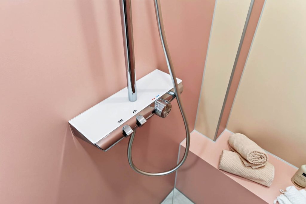 Thermostat-Ablage in der Dusche, im Hintergrund gerollte Handtücher auf der Sitzbank