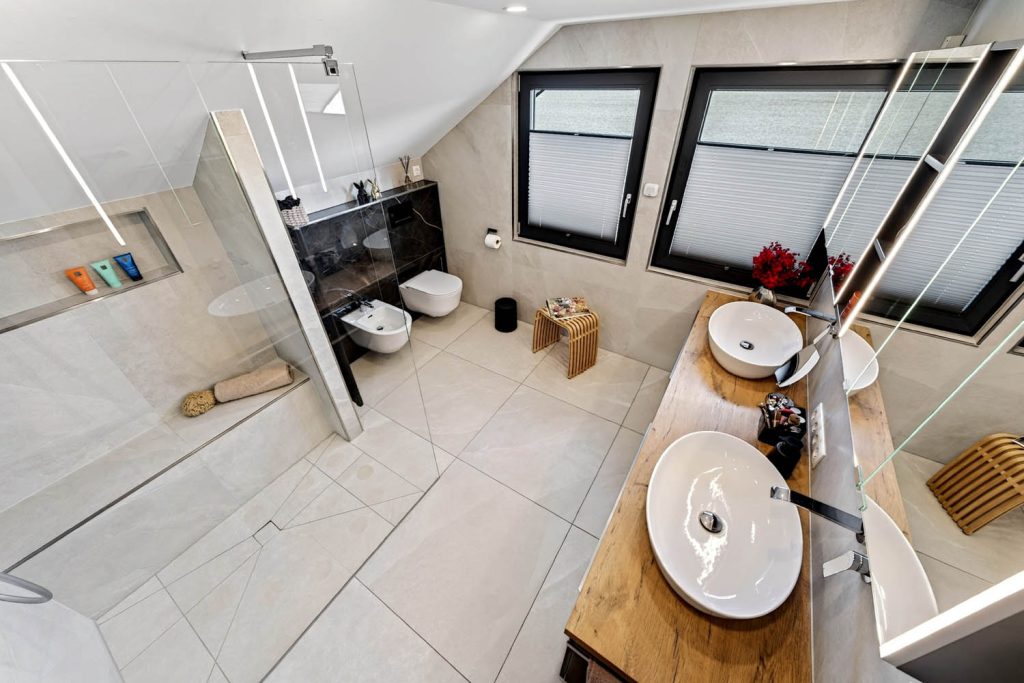Blick von oben über Waschtisch, Dusche und WC-Bereich unter der Dachschräge