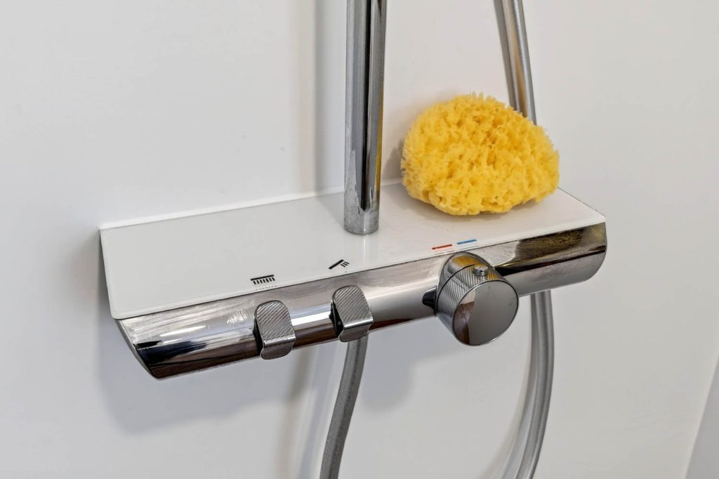 Detail des verchromten Brausethermostats mit Ablage und Schwamm