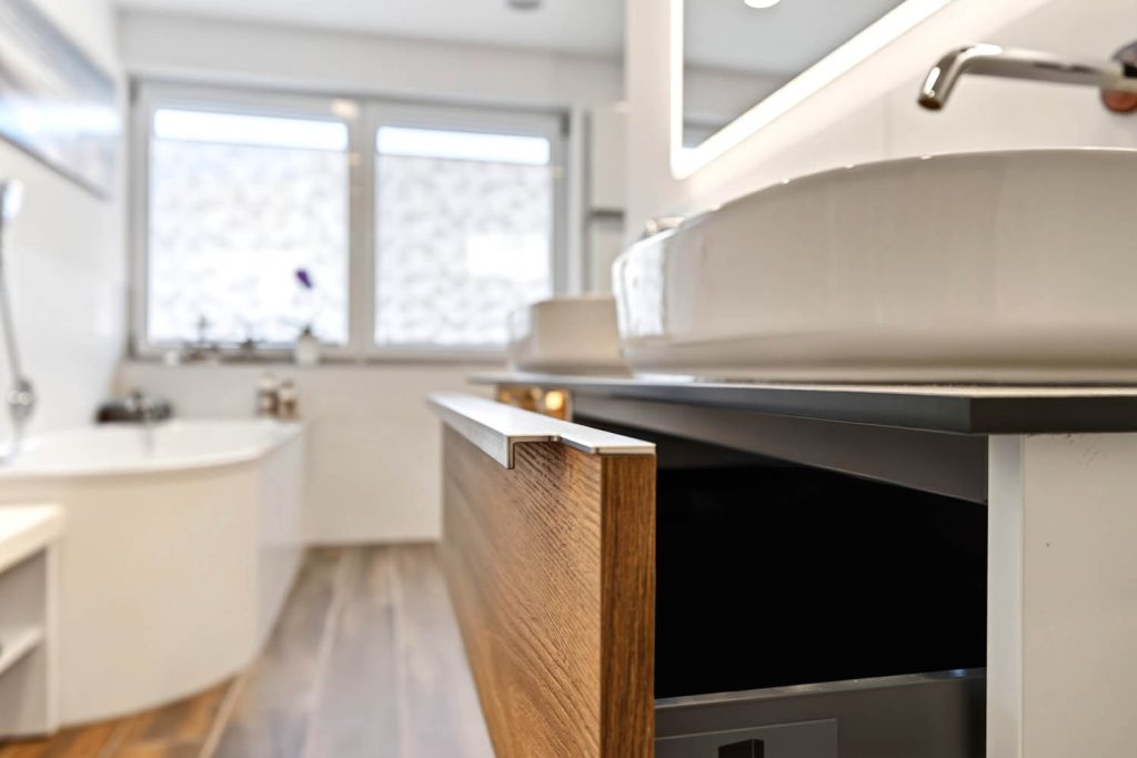 Detail des Unterschranks mit Holzfront und ausgezogener Schublade