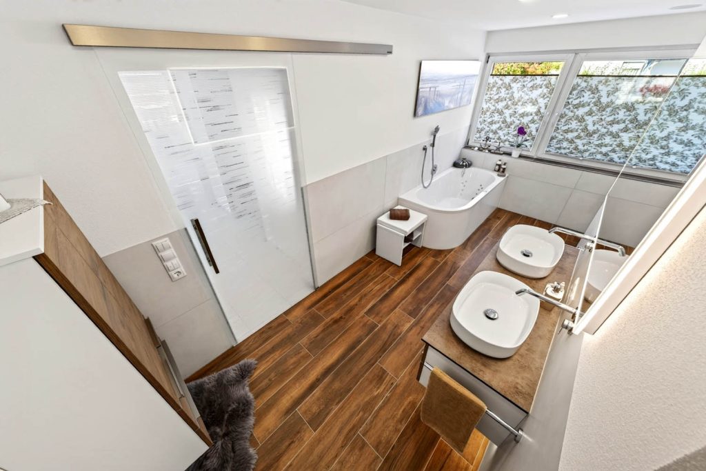 Blick von oben über Waschtisch und Badewanne zum Fenster