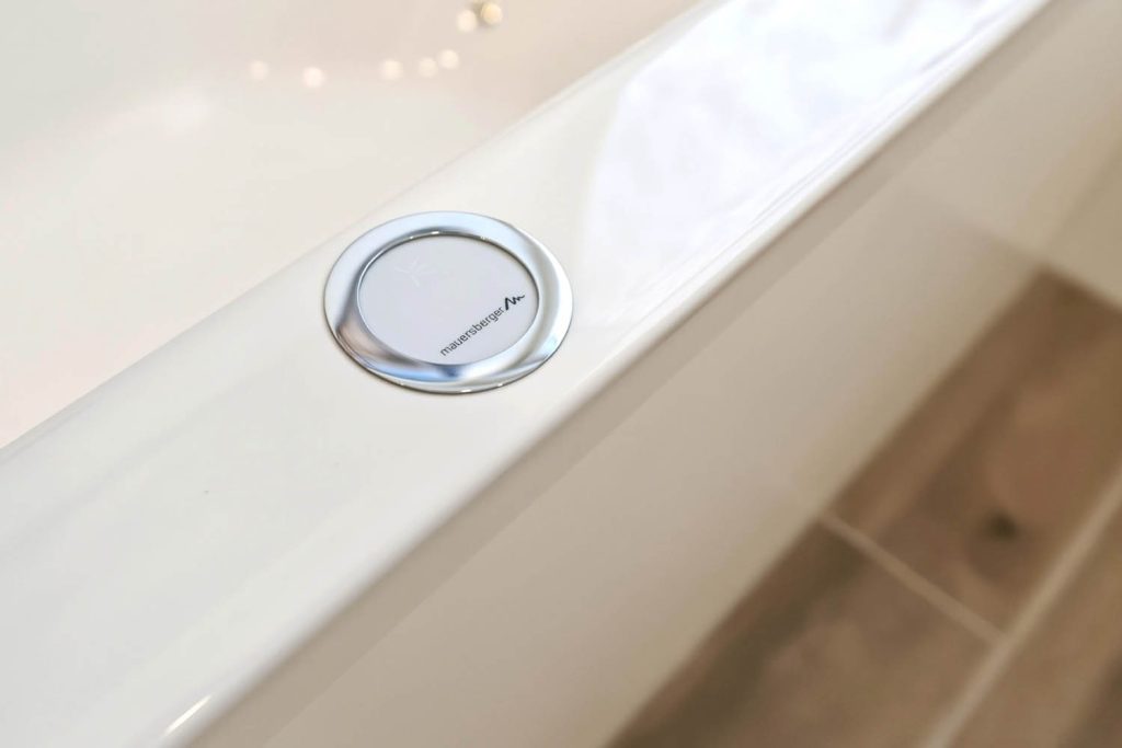 Detail des Wannenablaufs mit Bedienknopf am Wannenrand