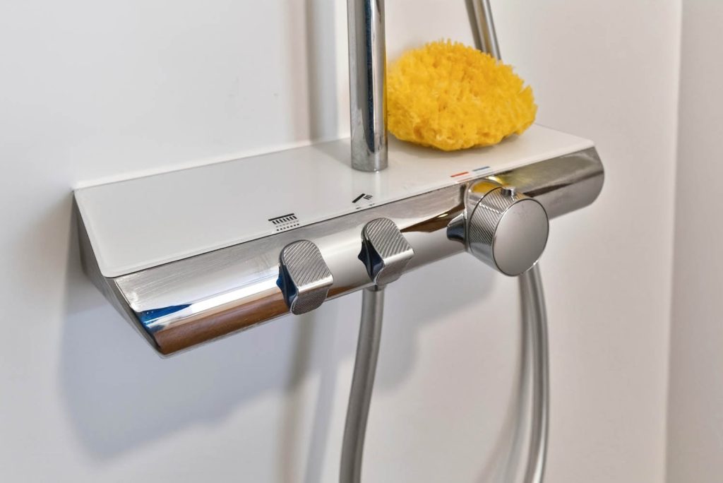 Thermostat-Ablage mit Schwamm in der Dusche