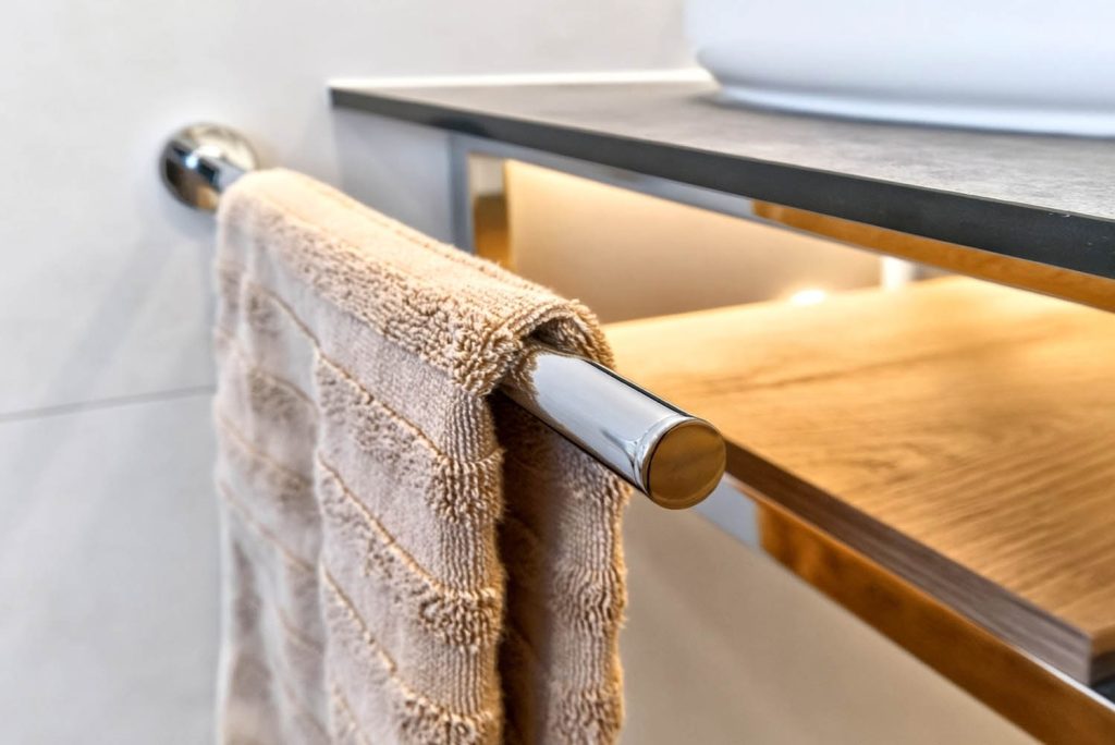 Handtuchstange am Waschtisch mit beleuchteter Holzablage
