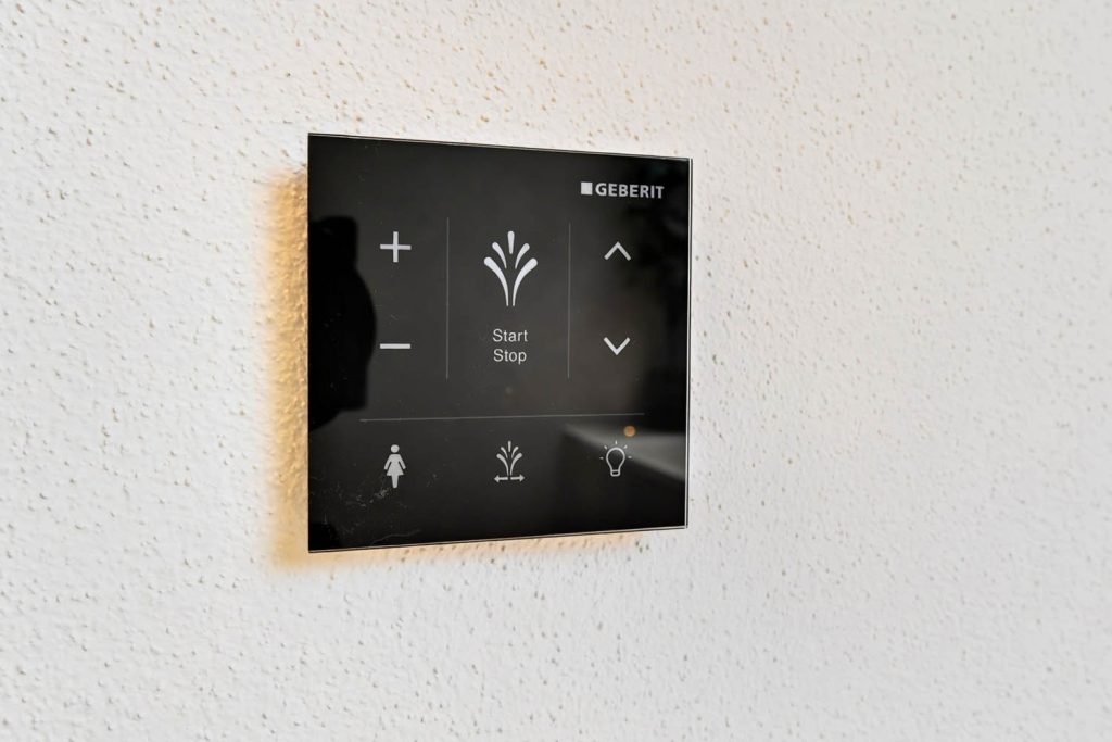 Bedienfeld des Dusch-WCs an der Wand