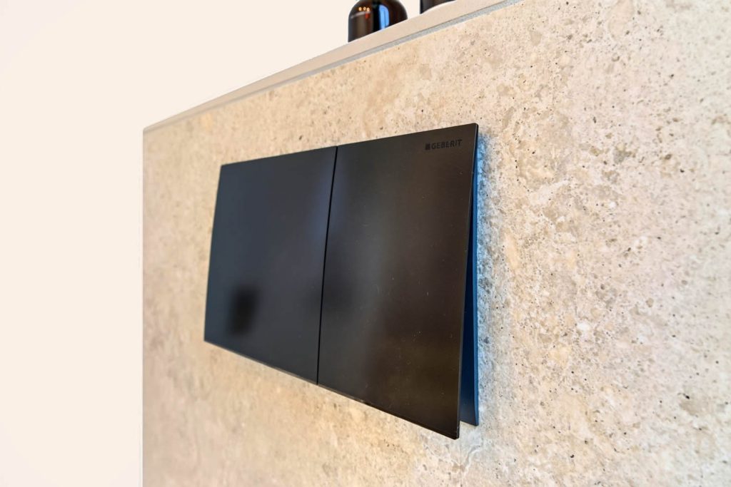 Schwarze Drückerplatte in der Vorwand mit Steinoptik