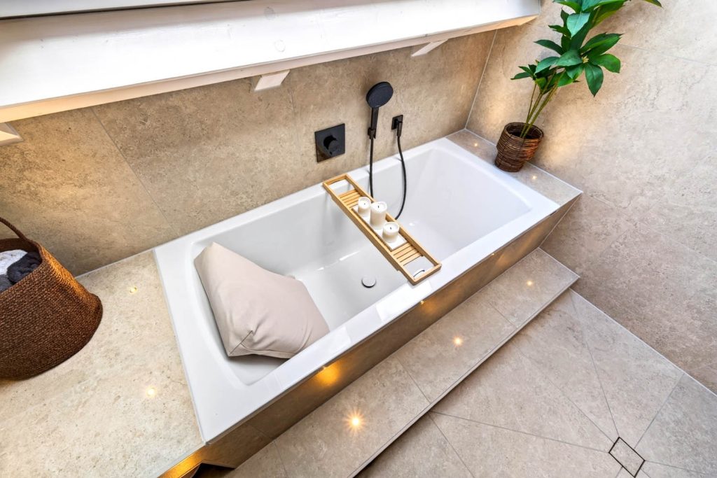Podestwanne von oben mit Kissen, Holzablage und Pflanzen