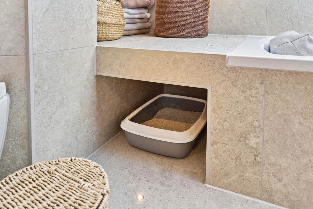 Nische unter der Wannenablage mit Katzentoilette