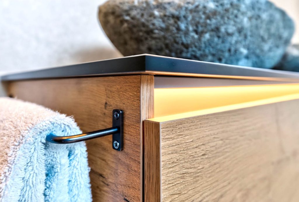 Handtuchhalter in Schwarz am Unterschrank in Eiche mit Lichtband