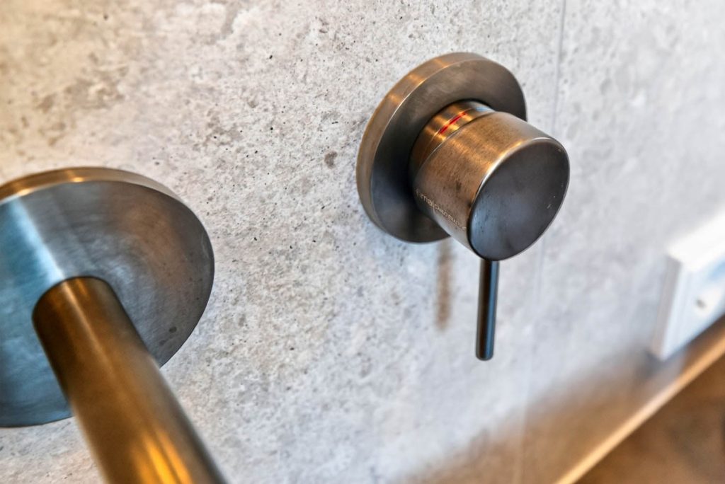 Wandarmatur und Bedienhebel in gebürstetem Metall