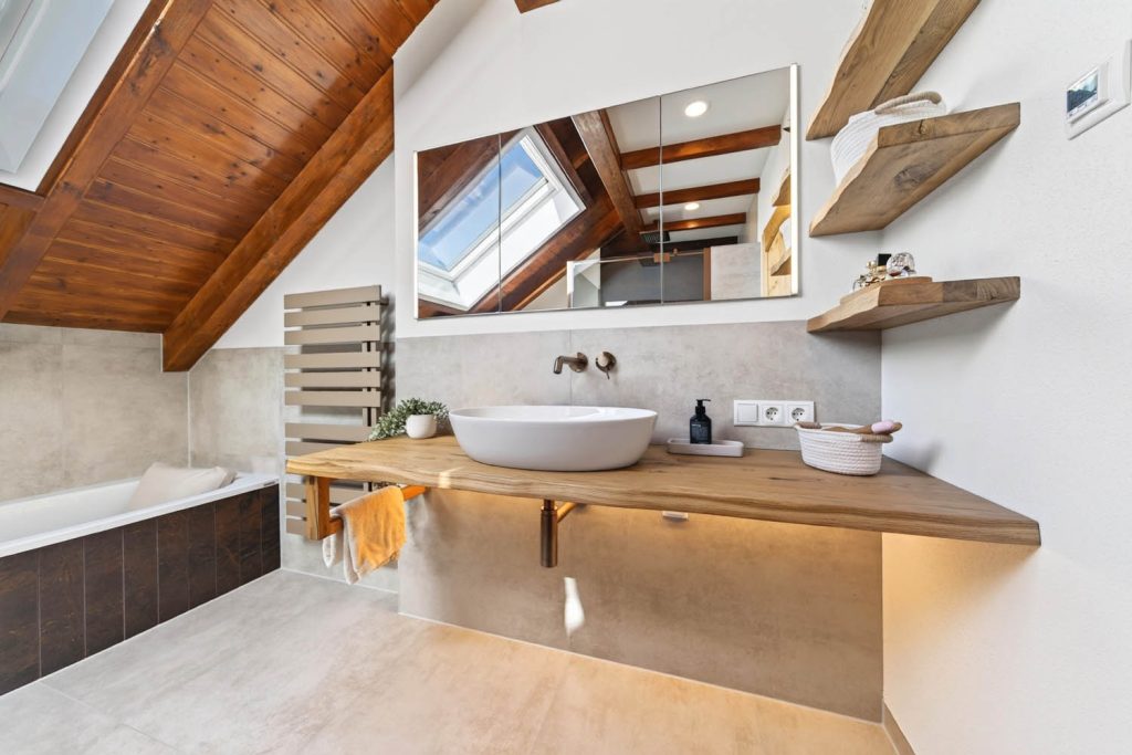 Waschtisch aus Baumkante mit Aufsatzbecken, Wandregalen aus Holz und Designheizkörper