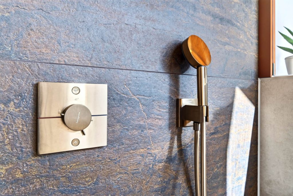 Unterputz-Thermostat und Brausehalter vor dunkler Wandfliese