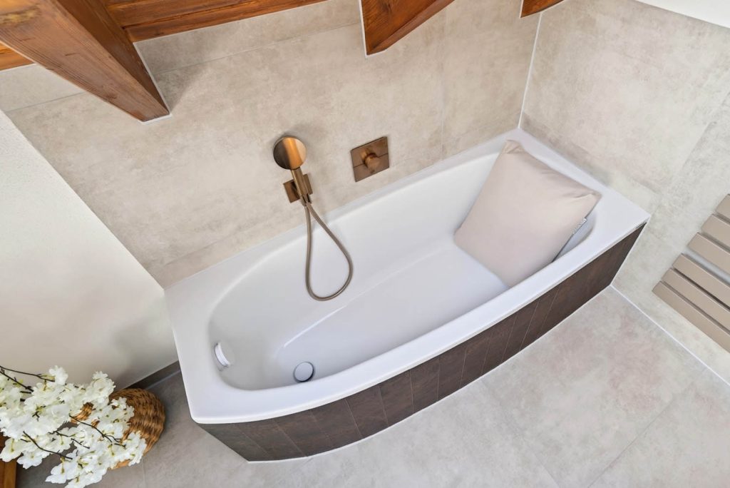 Badewanne mit dunkler Verkleidung schräg von oben