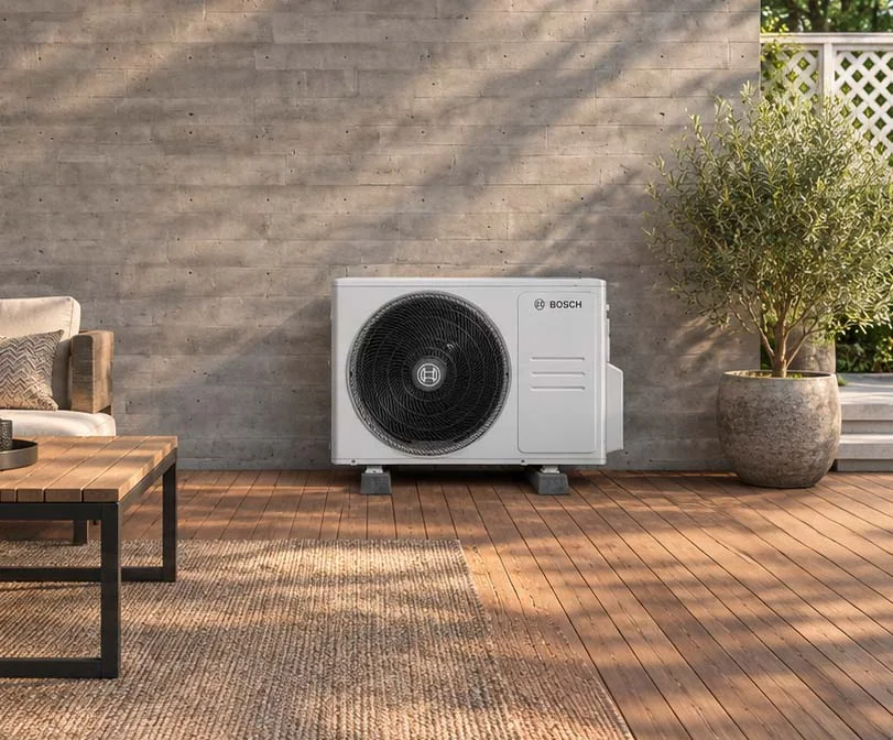 KI-generiertes Symbolbild: Bosch-Außengerät einer Klimaanlage auf einer Holzterrasse vor einer Betonwand