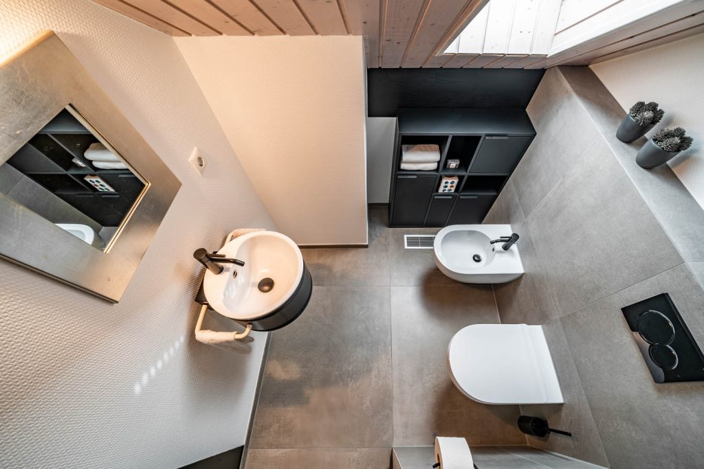Draufsicht auf das kleine Gäste-WC mit Waschbecken, Bidet und WC