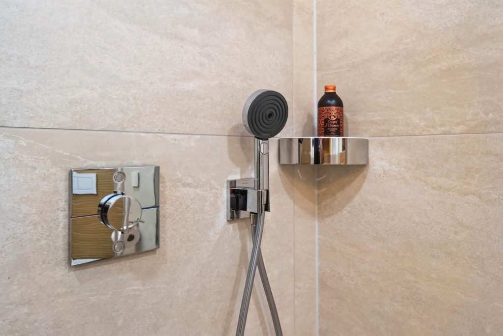 Unterputz-Thermostat und Handbrause mit Eckablage in der Dusche