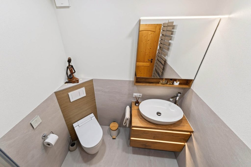 Draufsicht auf Wand-WC, Waschtisch und Spiegelschrank