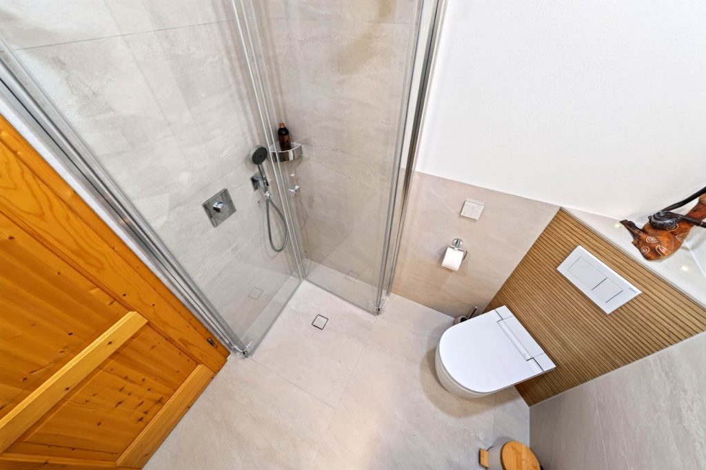 Blick von oben in Dusche und WC-Bereich mit Lamellenwand