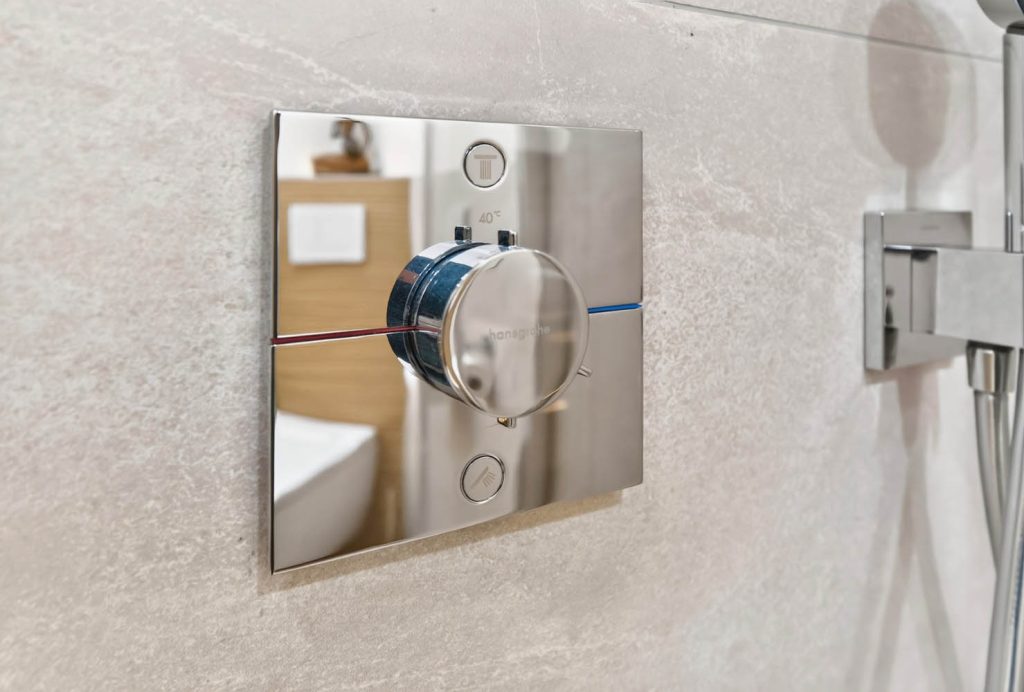 Unterputz-Thermostat in Chrom an der Duschwand